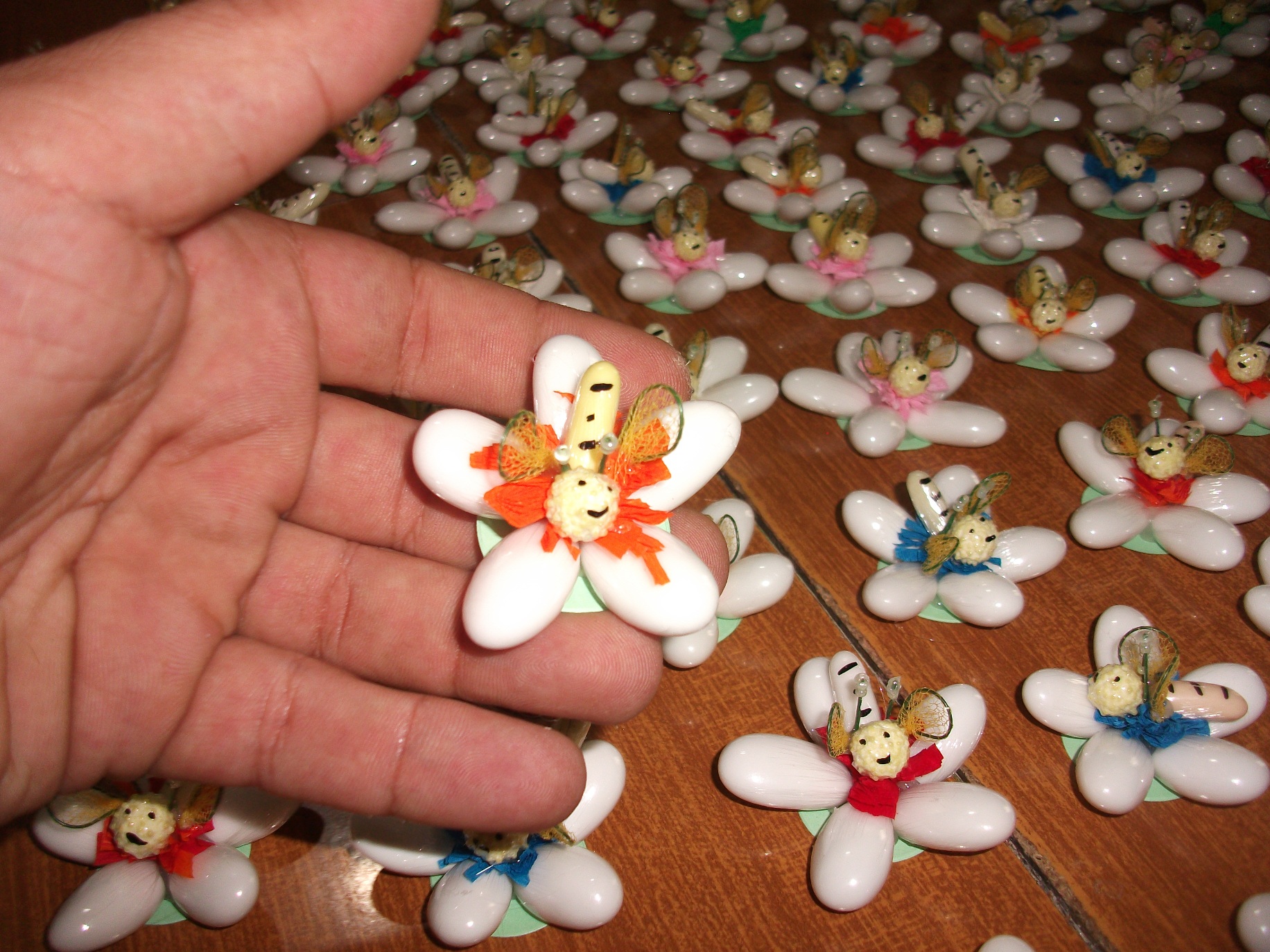 Margherite di confetti piatte con apetta