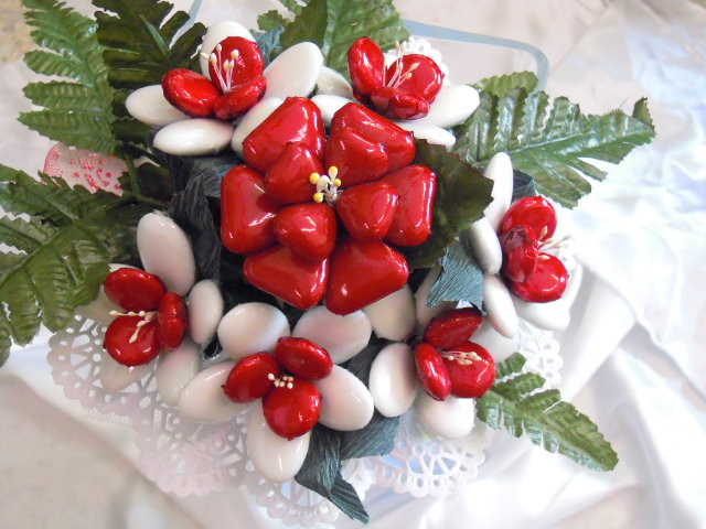 bouquet di confetti in bianco e rosso