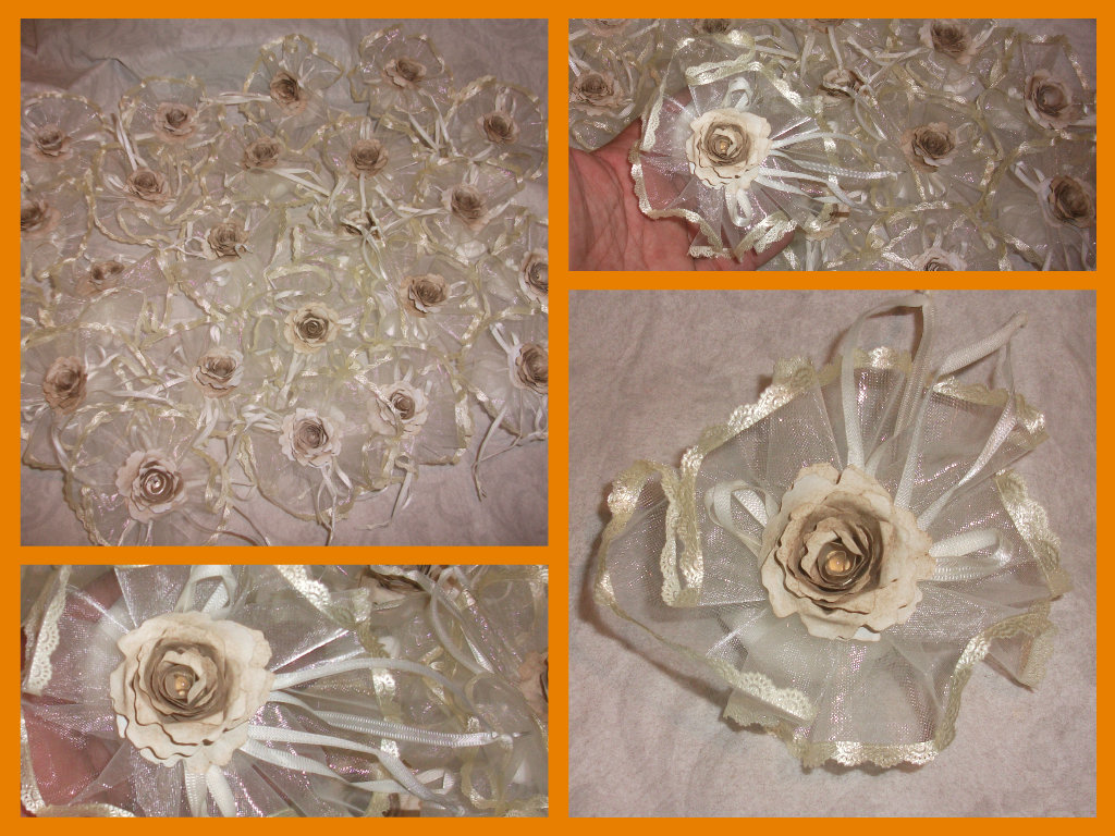 Sacchetto d'organza smerlettato in avorio con rosellina in carta
