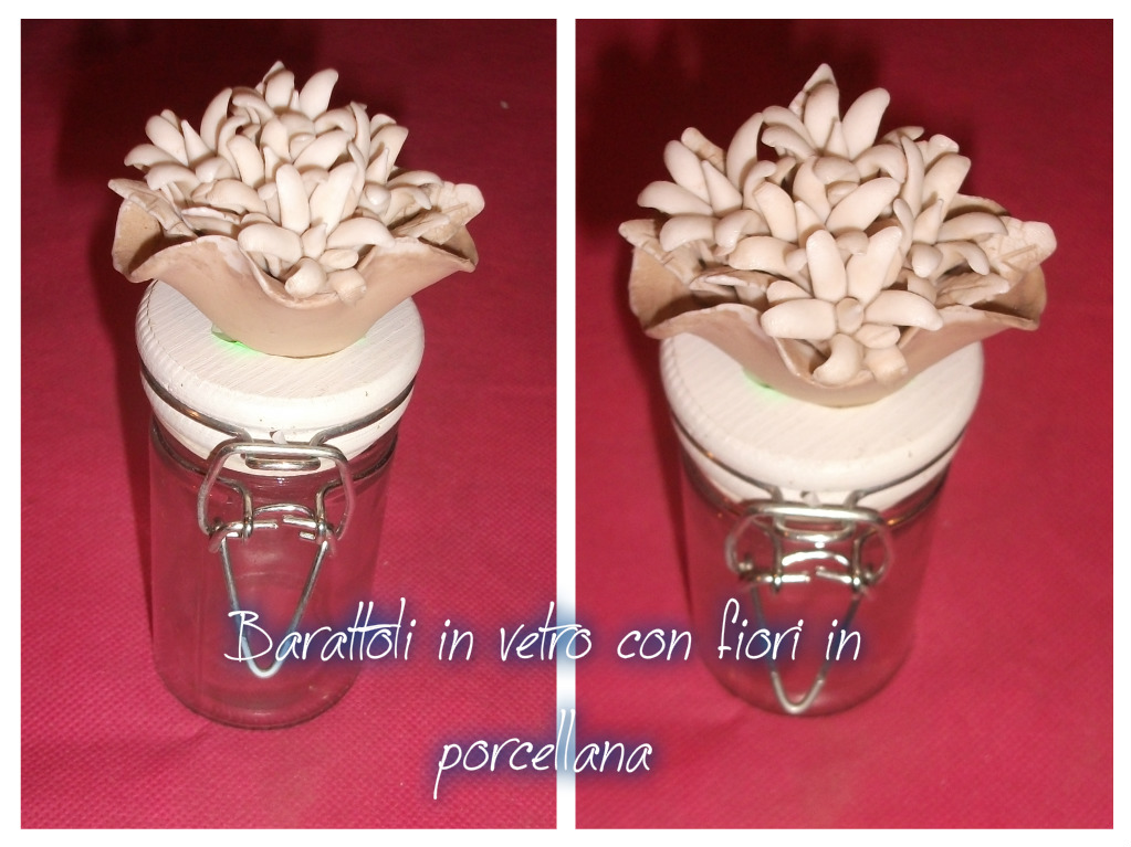 Barattoli in vetro con fiori in porcellana